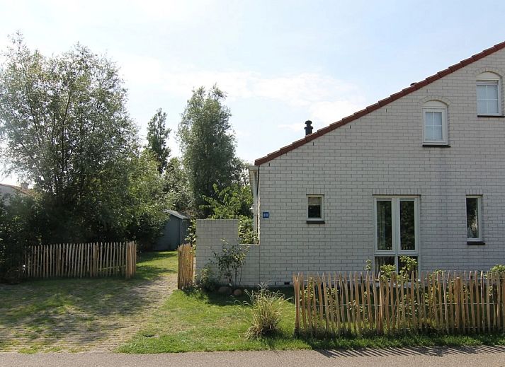 Vakantiehuis D 610 in De Cocksdorp op Texel, Waddeneilanden, met een charmante tuin en omgeven door groene natuur.