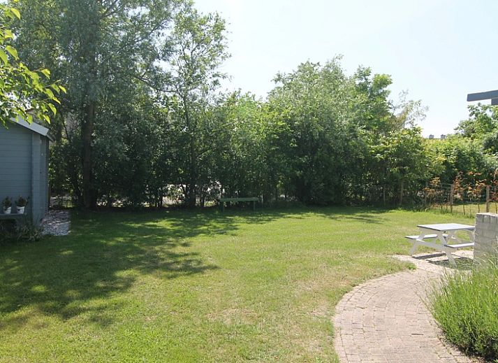Vakantiehuis D 610 in De Cocksdorp op Texel, Waddeneilanden, met een charmante tuin en omgeven door groene natuur.