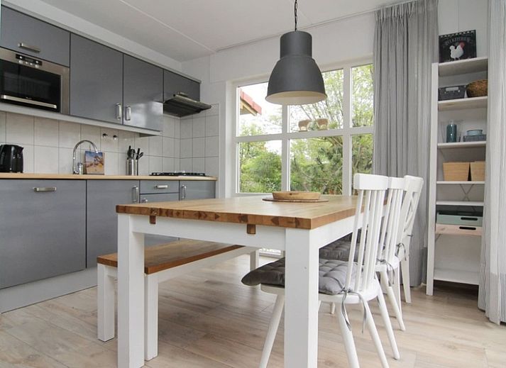 Vakantiehuis D 610 in De Cocksdorp, Texel, biedt een charmante buitenruimte met een omheinde tuin en groene omgeving op de Waddeneilanden.