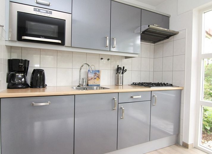 Vakantiehuis D 610 in De Cocksdorp, Texel, biedt een charmante buitenruimte met een omheinde tuin en groene omgeving op de Waddeneilanden.