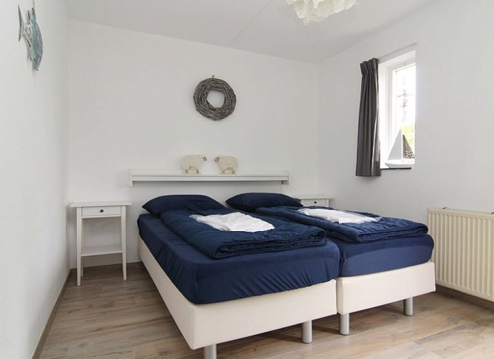 Vakantiehuis D 610 in De Cocksdorp, Texel, biedt een charmante buitenruimte met een omheinde tuin en groene omgeving op de Waddeneilanden.