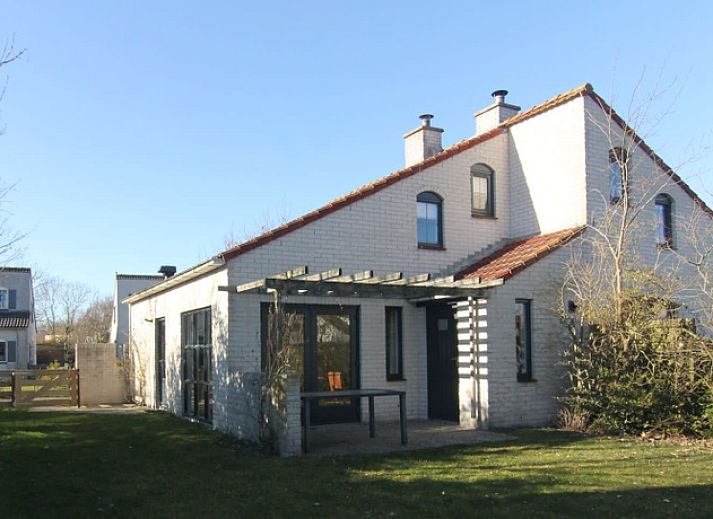 Das Ferienhaus D640 in De Cocksdorp, Texel, bietet einen rustikalen Aussenbereich in der Natur und eine einladende Terrasse.