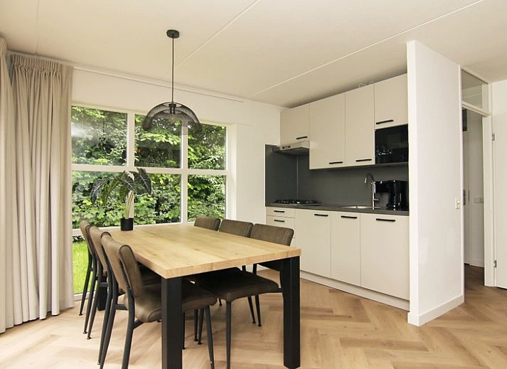 Das Ferienhaus D640 in De Cocksdorp, Texel, bietet einen rustikalen Aussenbereich in der Natur und eine einladende Terrasse.