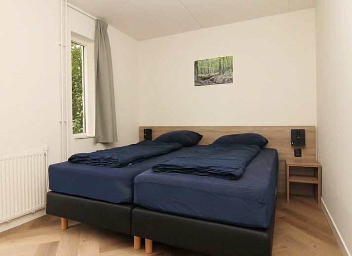 Das Ferienhaus D640 in De Cocksdorp, Texel, bietet einen charmanten Aussenbereich mit einem grossen Garten und einem Holzzaun, ideal fuer einen entspannten Aufenthalt.