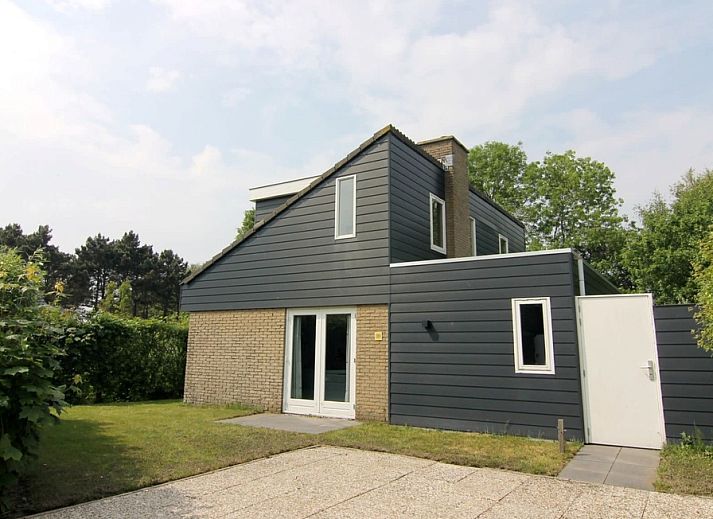 Vakantiehuis A 351 in De Cocksdorp, Texel biedt een moderne buitenkant met ruime tuin, ideaal voor een ontspannen verblijf op de Waddeneilanden.