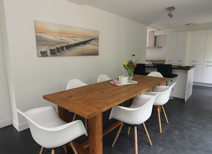 Vakantiehuis A 351 in De Cocksdorp, Texel biedt een modern exterieur met ruime tuin, ideaal voor een ontspannen verblijf op de Waddeneilanden.