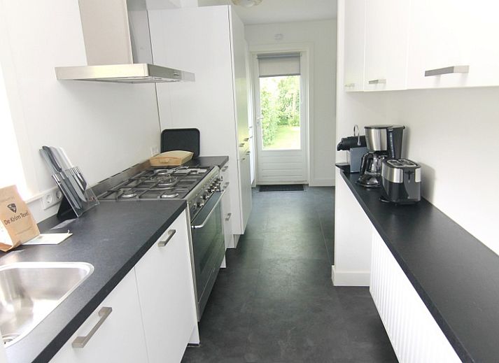 Vakantiehuis A 351 in De Cocksdorp, Texel biedt een modern exterieur met ruime tuin, ideaal voor een ontspannen verblijf op de Waddeneilanden.