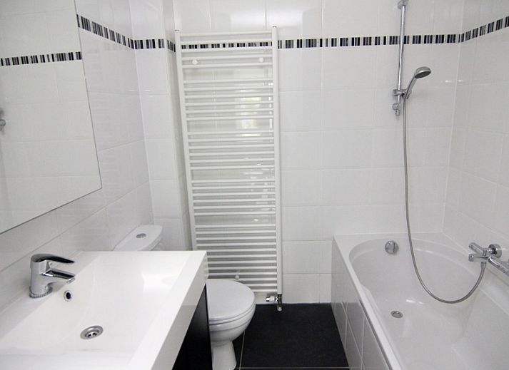 Vakantiehuis A 351 in De Cocksdorp, Texel biedt een modern exterieur met ruime tuin, ideaal voor een ontspannen verblijf op de Waddeneilanden.