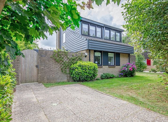 Vakantiehuis A 141 in De Cocksdorp, Texel, biedt een charmante buitenruimte met groene tuin en uitnodigend terras voor ontspanning op de Waddeneilanden.