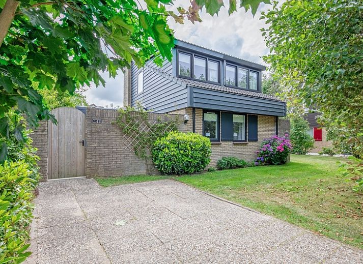 Vakantiehuis A 141 in De Cocksdorp, Texel, biedt een charmante buitenruimte met groene tuin en uitnodigend terras voor ontspanning op de Waddeneilanden.