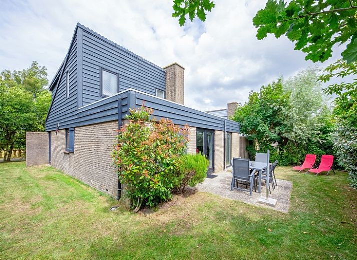 Vakantiehuis A 141 in De Cocksdorp, Texel, biedt een charmante buitenruimte met groene tuin en uitnodigend terras voor ontspanning op de Waddeneilanden.