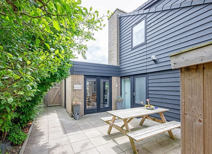 Vakantiehuis A 141 in De Cocksdorp, Texel, biedt een charmante buitenruimte met groene tuin en uitnodigend terras voor ontspanning op de Waddeneilanden.