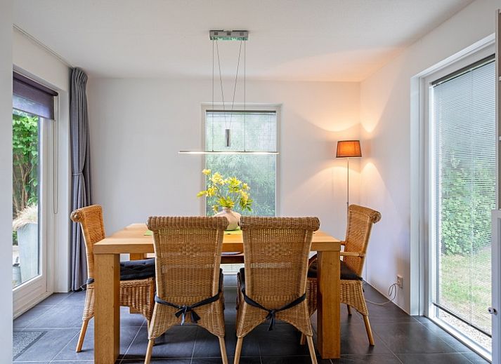 Vakantiehuis A 141 in De Cocksdorp, Texel biedt een serene tuin en uitnodigende entree, ideaal voor een ontspannen verblijf op de Waddeneilanden.