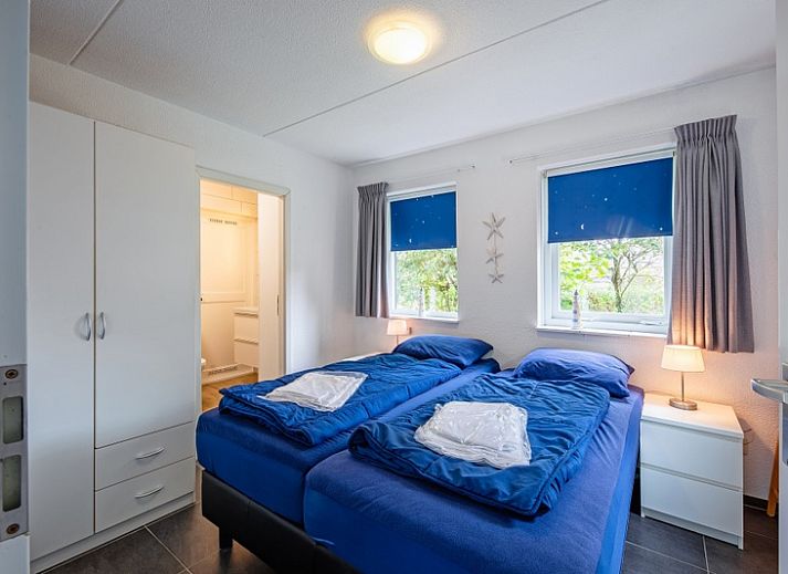 Vakantiehuis A 141 in De Cocksdorp, Texel biedt een serene tuin en uitnodigende entree, ideaal voor een ontspannen verblijf op de Waddeneilanden.