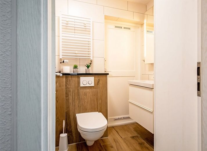 Vakantiehuis A 141 in De Cocksdorp, Texel biedt een serene tuin en uitnodigende entree, ideaal voor een ontspannen verblijf op de Waddeneilanden.