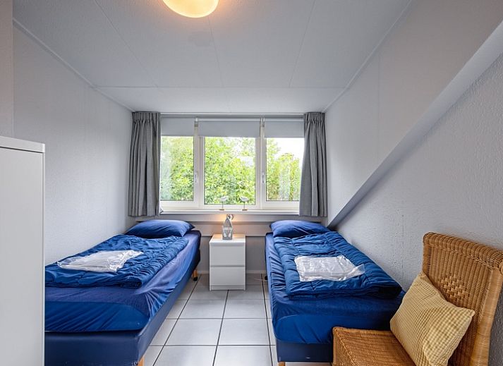 Vakantiehuis A 141 in De Cocksdorp, Texel, biedt een gezellige tuin met terras en ligstoelen, ideaal voor ontspanning op de Waddeneilanden.