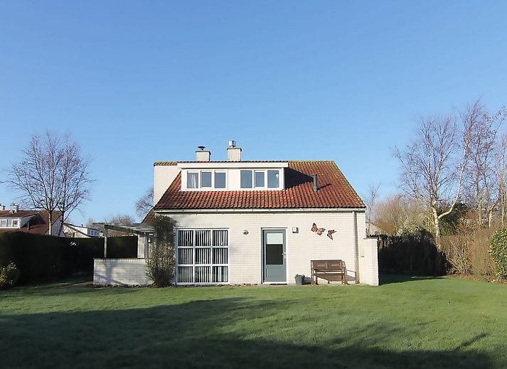 Vakantiehuis D 734 in De Cocksdorp, Texel, biedt een rustige tuin met prachtig uitzicht op de natuur van de Waddeneilanden.