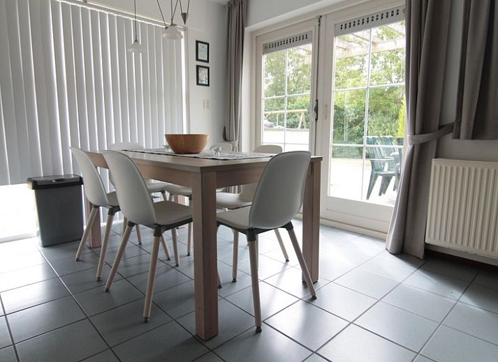 Vakantiehuis D 734 in De Cocksdorp, Texel, biedt een rustige tuin met prachtig uitzicht op de natuur van de Waddeneilanden.