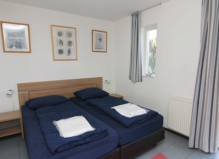 Vakantiehuis D 734 in De Cocksdorp, Texel, met ruime tuin en rustieke architectuur, biedt een serene vakantie-ervaring op de Waddeneilanden.