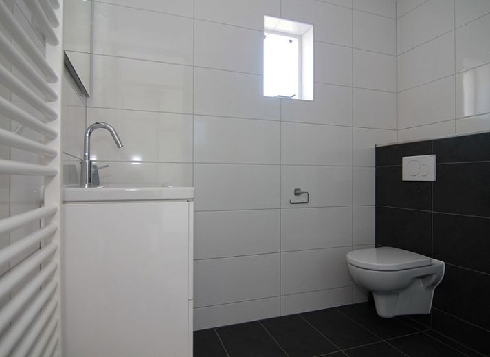 Vakantiehuis D 734 in De Cocksdorp, Texel, met ruime tuin en rustieke architectuur, biedt een serene vakantie-ervaring op de Waddeneilanden.