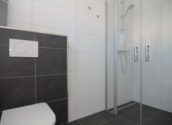 Vakantiehuis D 734 in De Cocksdorp, Texel, met ruime tuin en rustieke architectuur, biedt een serene vakantie-ervaring op de Waddeneilanden.