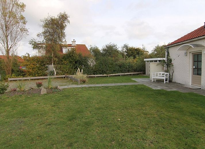 Vakantiehuis D 441 in De Cocksdorp, Texel biedt een charmant verblijf met een zonnig terras en omgeven door groene natuur op de Waddeneilanden.