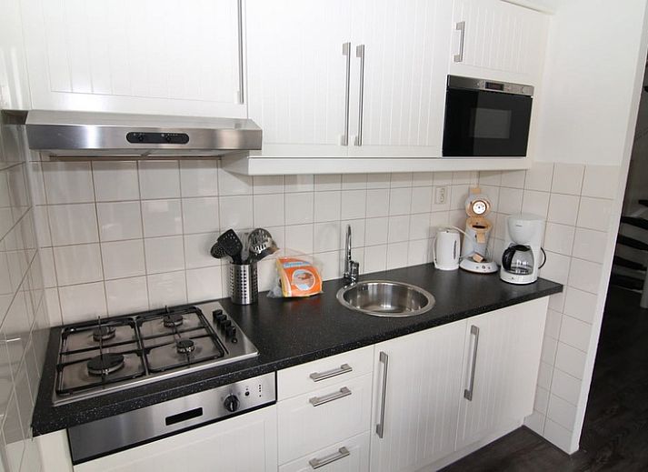 Vakantiehuis D 441 in De Cocksdorp op Texel, omringd door groene natuur en een uitnodigend terras voor een ontspannen verblijf.