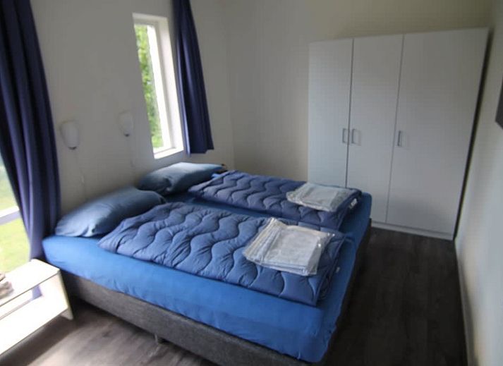 Vakantiehuis D 441 in De Cocksdorp op Texel, omringd door groene natuur en een uitnodigend terras voor een ontspannen verblijf.