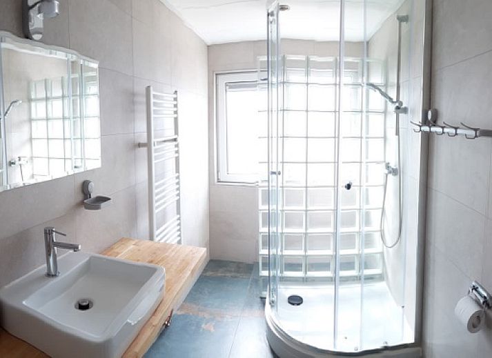 Ferienhaus D 401 in De Cocksdorp, Texel mit sonniger Terrasse und gruener Umgebung, ideal fuer Entspannung auf den Watteninseln.