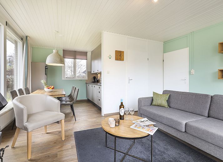 Open keuken en eetruimte in Sluftervallei 6-persoons bungalow 6C, Texel, met moderne voorzieningen.