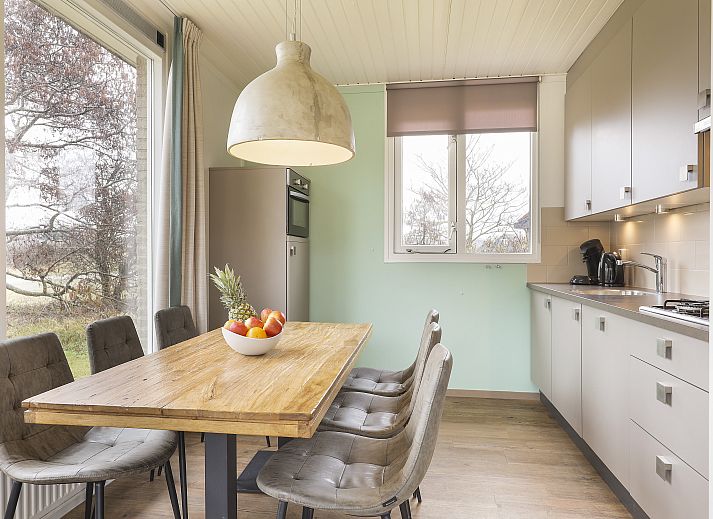 Open keuken en eetruimte in Sluftervallei 6-persoons bungalow 6C, Texel, met moderne voorzieningen.