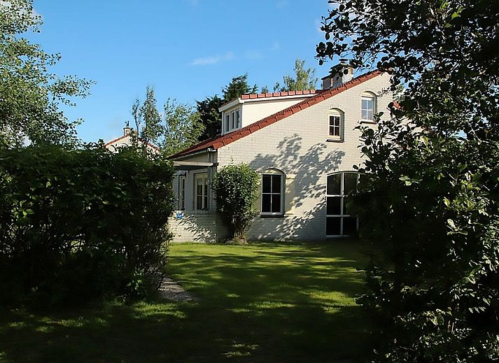 Vakantiehuis D 720 in De Cocksdorp, Texel, omgeven door groen met zonnige tuin en charmante architectuur op de Waddeneilanden.