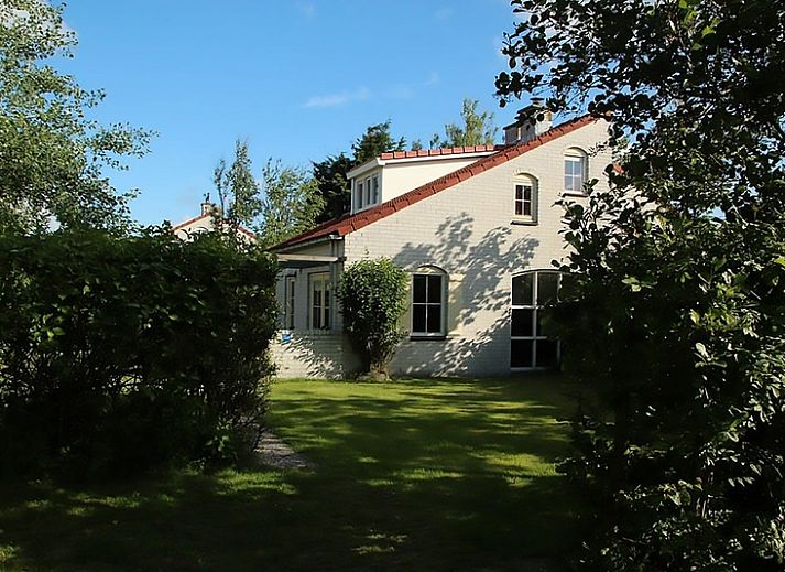 Vakantiehuis D 720 in De Cocksdorp, Texel, omgeven door groen met zonnige tuin en charmante architectuur op de Waddeneilanden.