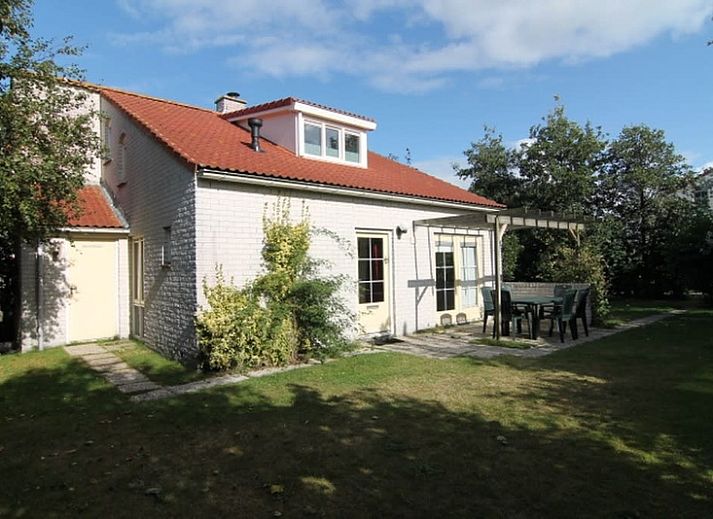 Vakantiehuis D 720 in De Cocksdorp, Texel, omgeven door groen met zonnige tuin en charmante architectuur op de Waddeneilanden.