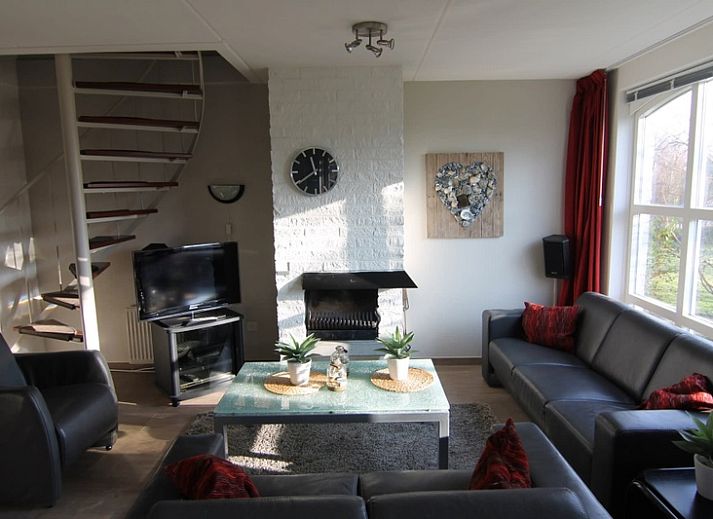 Vakantiehuis D 720 in De Cocksdorp, Texel, omgeven door groen met zonnige tuin en charmante architectuur op de Waddeneilanden.