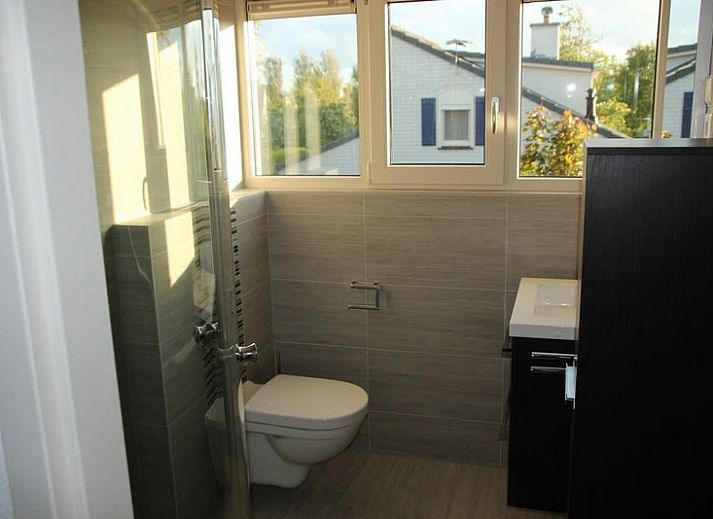 Vakantiehuis D 720 in De Cocksdorp, Texel, met zonnig terras en groene tuin, ideaal voor een ontspannen verblijf op de Waddeneilanden.