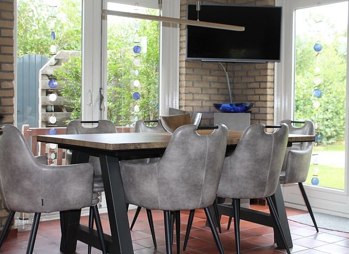 Vakantiehuis A 267 in De Cocksdorp, Texel, biedt een moderne buitenkant met houten gevels, ideaal voor een ontspannen verblijf op de Waddeneilanden.