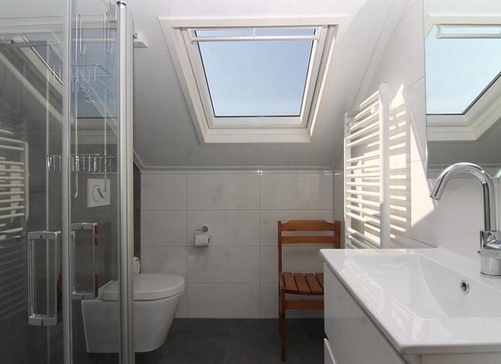 Rustig terras bij Vakantiehuis A 267 in De Cocksdorp, Texel, omringd door groen en perfect voor ontspanning op de Waddeneilanden.