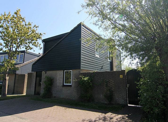 Vakantiehuis A 287 in De Cocksdorp, Texel biedt een charmante buitenkant omringd door natuur, ideaal voor een ontspannen verblijf op de Waddeneilanden.