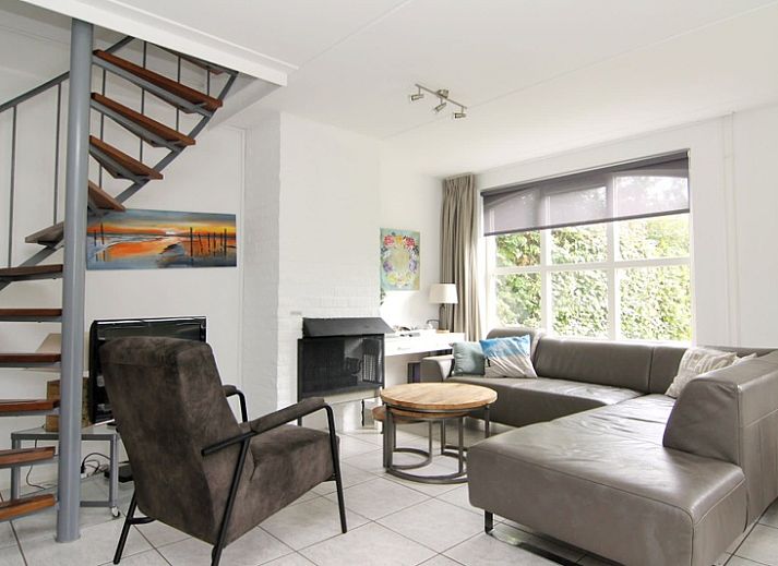 Vakantiehuis D 533 in De Cocksdorp, Texel, biedt een rustige omgeving met groene natuur en een uitnodigend terras voor ontspanning.