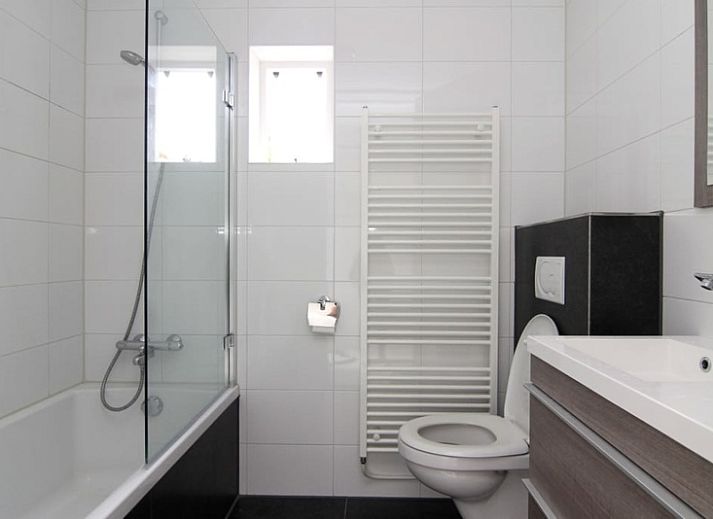 Vakantiehuis D 533 in De Cocksdorp, Texel biedt een rustige buitenomgeving met groene natuur en ruime parkeerplaats.