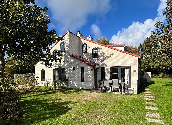 Vakantiehuis D 505 in De Cocksdorp, Texel, biedt een uitnodigend terras in een groene omgeving op de Waddeneilanden.
