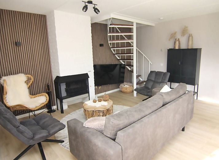 Vakantiehuis D 505 in De Cocksdorp, Texel, biedt een uitnodigend terras in een groene omgeving op de Waddeneilanden.