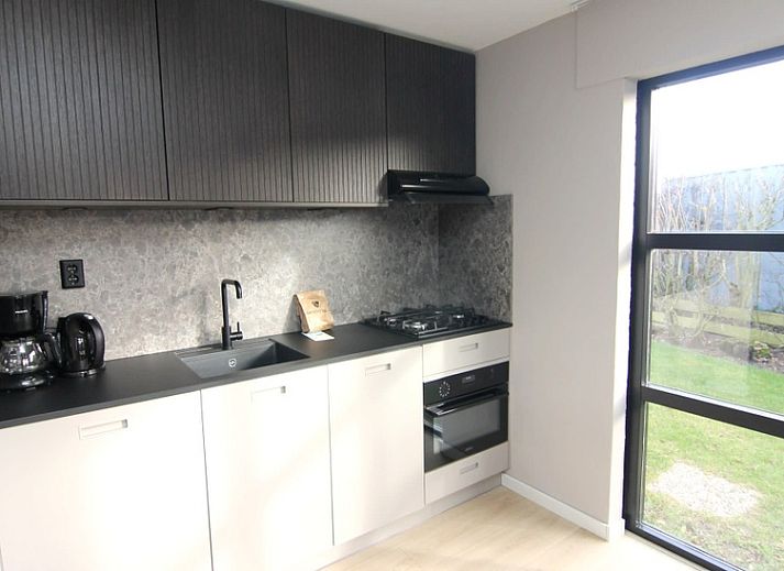 Vakantiehuis D 505 in De Cocksdorp, Texel, biedt een zonnige tuin met terras en groene omgeving voor een ontspannen verblijf op de Waddeneilanden.