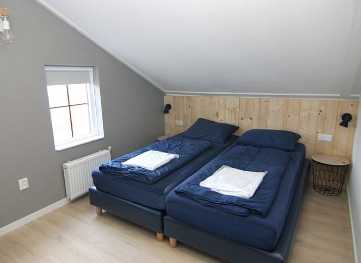 Vakantiehuis D 505 in De Cocksdorp, Texel, biedt een zonnige tuin met terras en groene omgeving voor een ontspannen verblijf op de Waddeneilanden.