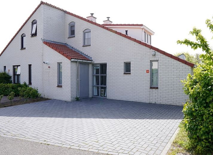 Das Ferienhaus D 439 in De Cocksdorp, Texel, bietet ein charmantes Aeusseres mit einer geraeumigen Auffahrt, ideal fuer einen entspannten Aufenthalt auf den Watteninseln.