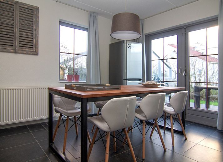 Das Ferienhaus D 439 in De Cocksdorp auf Texel besticht durch einen einladenden Eingangsbereich, moderne Architektur und einen grossen Parkplatz.