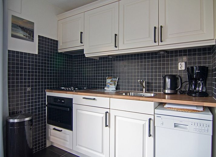 Das Ferienhaus D 439 in De Cocksdorp auf Texel besticht durch einen einladenden Eingangsbereich, moderne Architektur und einen grossen Parkplatz.