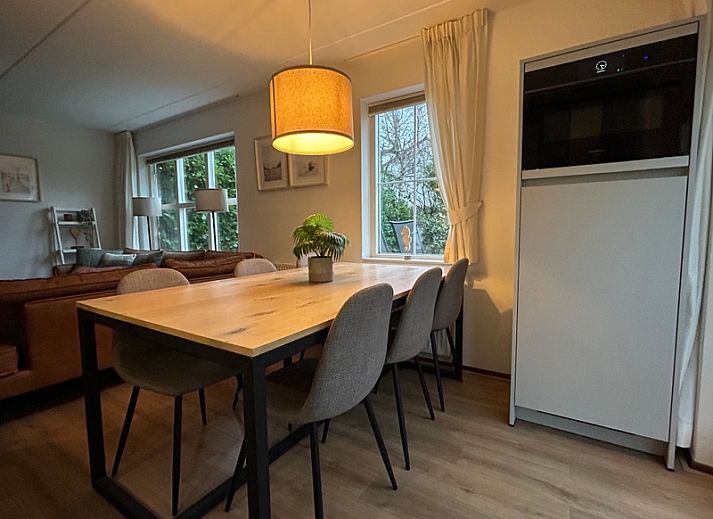 Das Ferienhaus D 756 in De Cocksdorp, Texel, bietet einen schoenen Aussenbereich mit Terrasse und gruenem Garten, ideal fuer einen entspannten Aufenthalt.