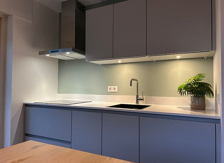 Das Ferienhaus D 756 in De Cocksdorp, Texel, bietet einen schoenen Aussenbereich mit Terrasse und gruenem Garten, ideal fuer einen entspannten Aufenthalt.